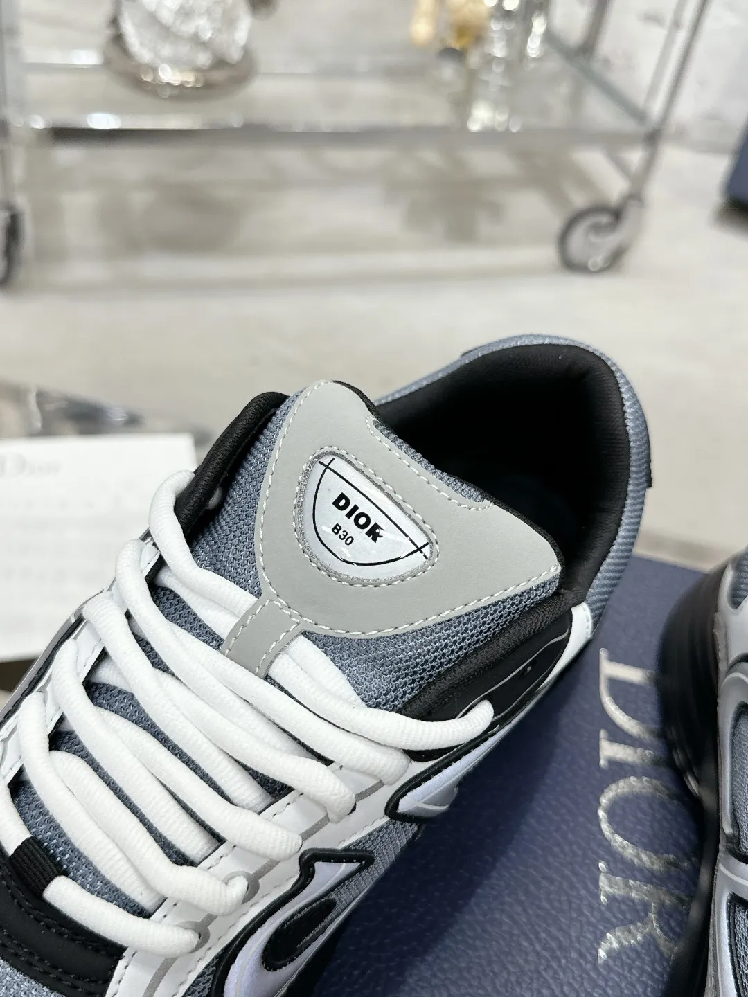 Men's men's shoes 💰600❤️❤️❤️High version Dior Dior's latest color matching B30 series reflective dad sneakers original 17380💰 purchased for development and production Brand new B30 sneakers Dad Shoes style shoes that follow the trend of the retro market The Dior logo on the tongue also indicates that this pair of shoes is the B30 model! B30 uses fine-textured leather and mesh cloth materials to form a shoe body. There are conspicuous letters CD on both sides of the shoe body to indicate identity. Many lines on the shoe body outline details to make the shoes look less monotonous and full of retro flavor. The delivery counter is exquisitely packaged🛍📦 ▪️Fabric: Original customized technical fabric + mesh ▪️Inner lining: Customized breathable lining ▪️Outsole: Original molded IP foam + TPU outsole ▪️Sole thickness: 3.5CM ▪️Size: Women’s size 35-40 / Men’s size 39-46